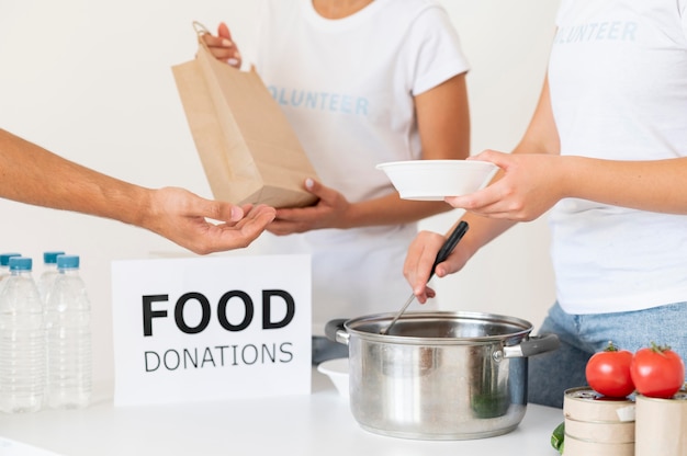 Freiwillige, die Spendenfutter geben