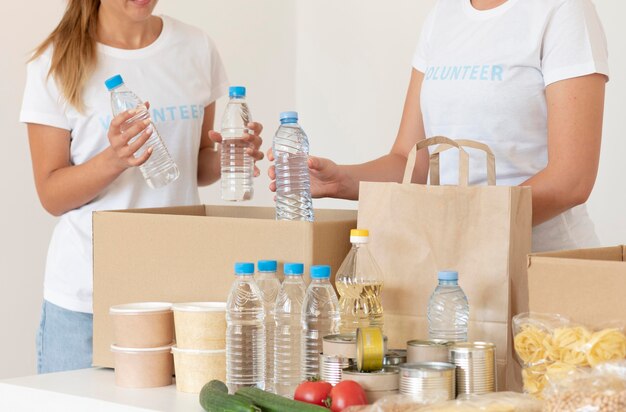 Freiwillige, die Wasser für die Spende in die Tasche stecken