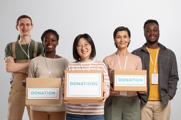 Freiwillige halten Kisten mit Spenden für wohltätige Zwecke