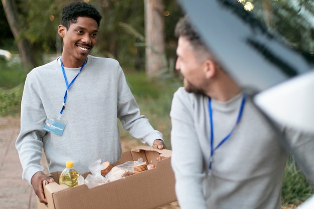 Kostenloses Foto freiwillige mit box schließen