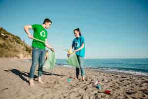 Kostenloses Foto freiwillige sammeln müll am strand