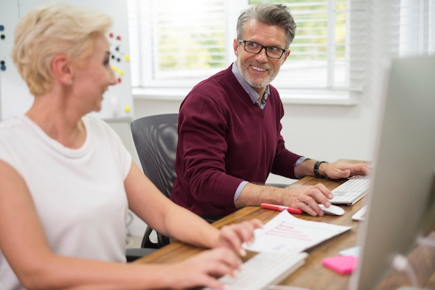 Freudige Arbeiter in ihrem Büro