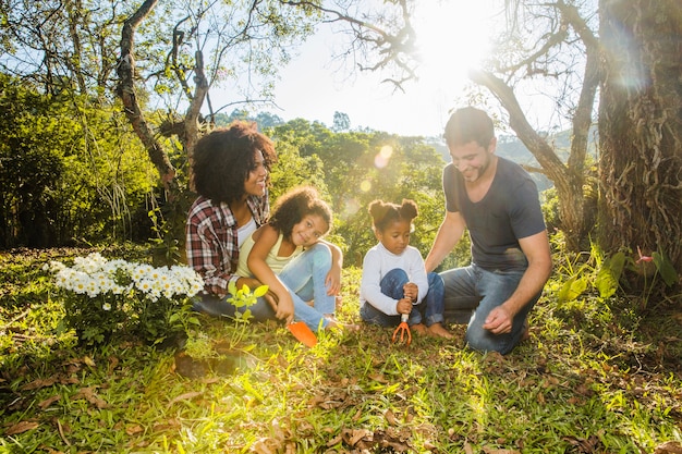 Freudige Familie im Freien