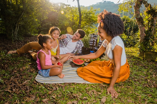 Freudige Familie mit einem Picknick