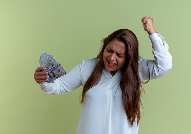 Freudige lässige kaukasische Frau mittleren Alters, die Geld hält und Faust erhebt