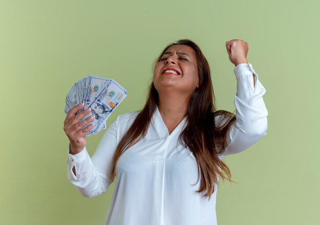 freudige lässige kaukasische Frau mittleren Alters, die Geld hält und ja Geste zeigt