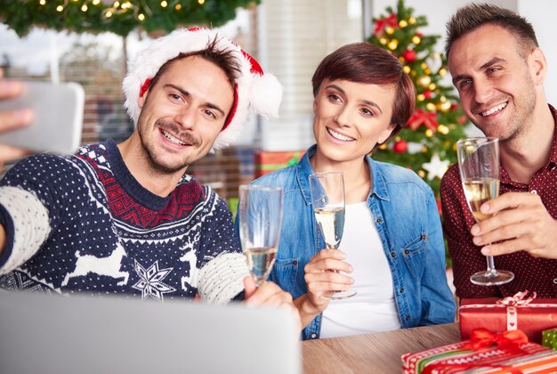 Freudige Menschen posieren zum Selfie