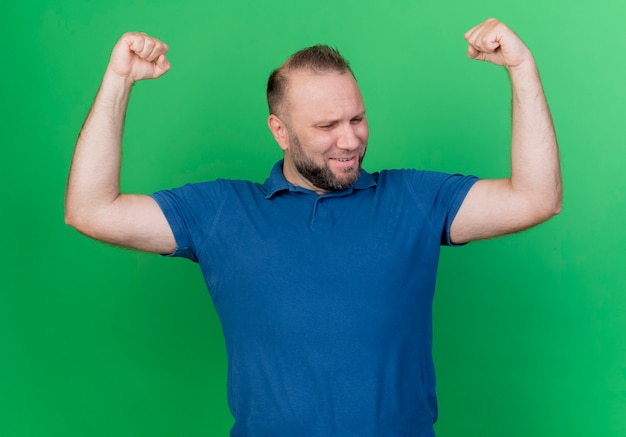 Kostenloses Foto freudiger erwachsener slawischer mann, der ja geste tut, die nach unten schaut