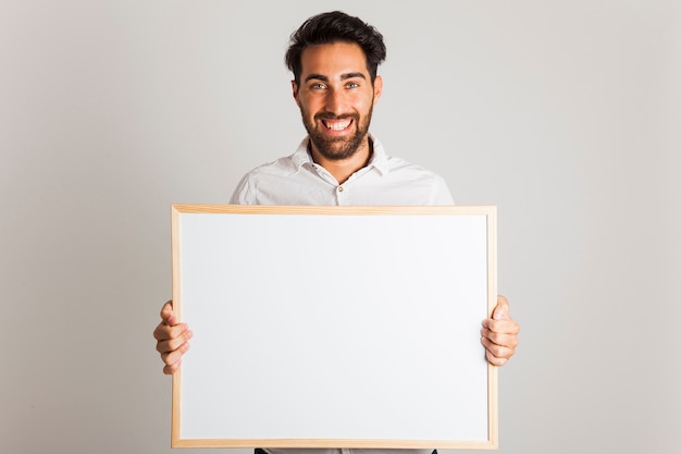 Freudiger Geschäftsmann mit Whiteboard