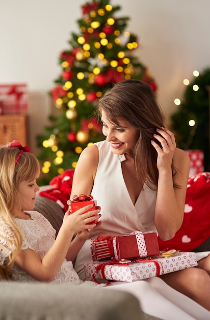 Freudiger Moment der Übergabe von Geschenken