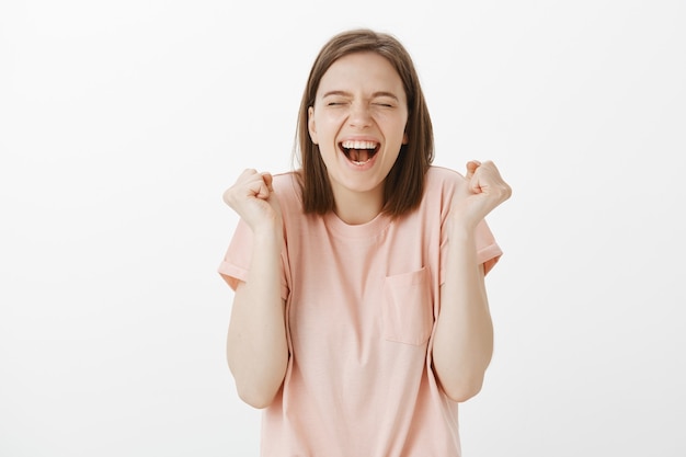 Freuen Sie sich über eine glückliche Frau, die triumphiert, Erfolg hat und feiert und den Preis gewinnt