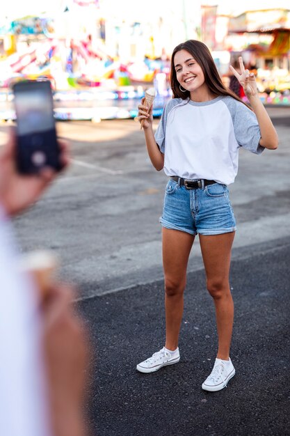 Freund, der Foto der Freundin macht