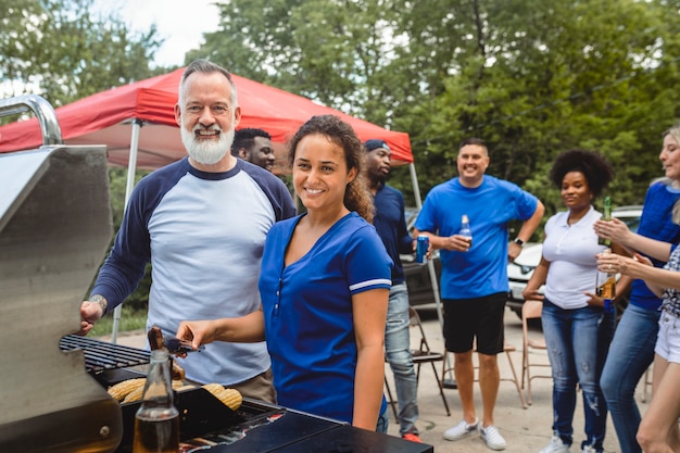 Kostenloses Foto freund grillt burger auf einer heckklappenparty