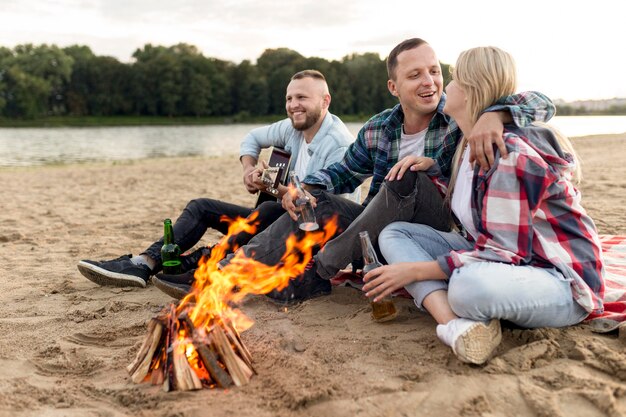 Freunde am Lagerfeuer rumhängen