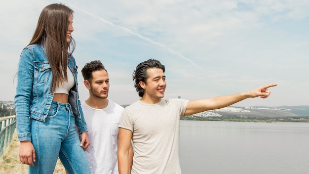 Kostenloses Foto freunde am meer zusammen