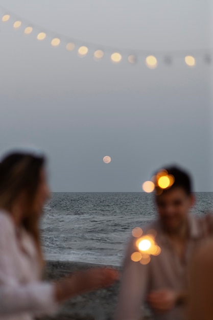 Freunde am Strand mit Wunderkerzen