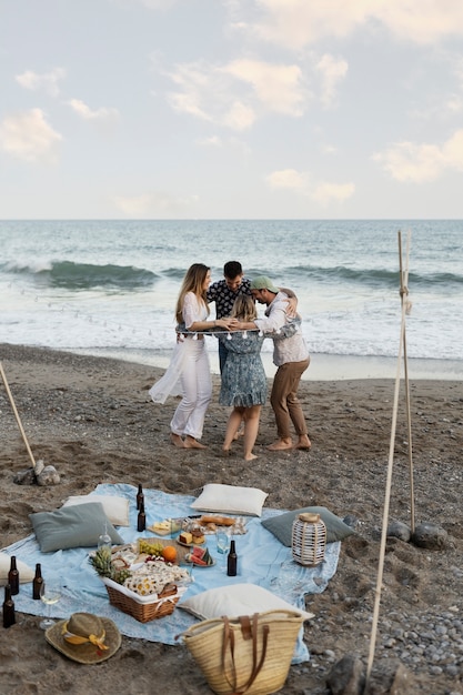 Kostenloses Foto freunde am strand tanzen während der party zusammen