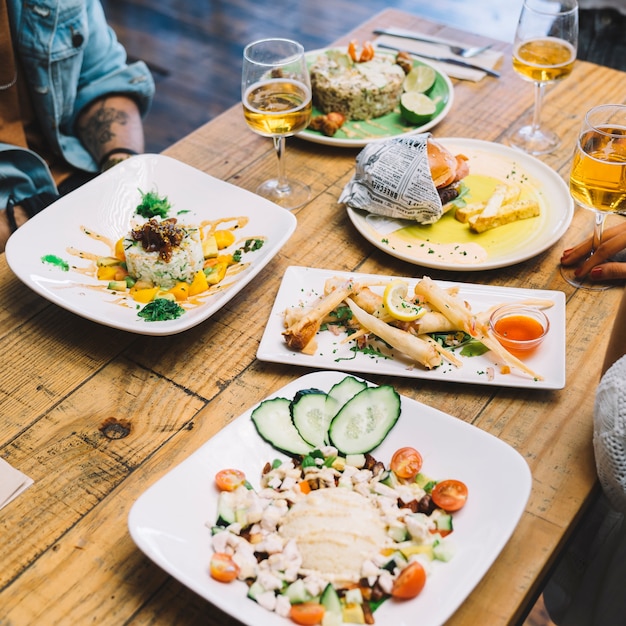 Freunde am Tisch mit Essen