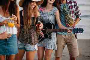 Kostenloses Foto freunde an einer strandparty mit gitarre