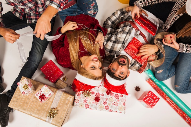 Kostenloses Foto freunde auf dem boden mit geschenken