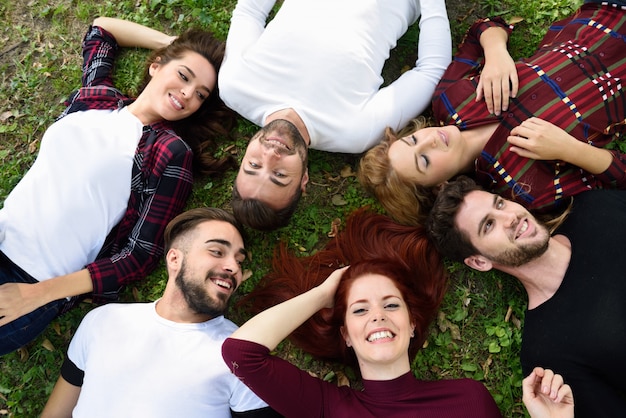 Freunde auf dem Rasen liegend Seite nach oben in einem Park