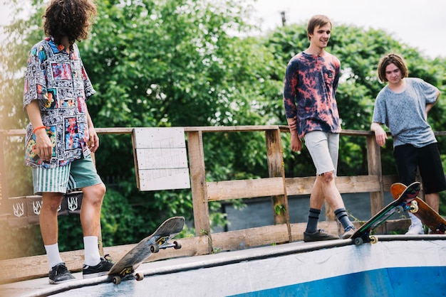 Freunde auf der Rampe mit Skateboards