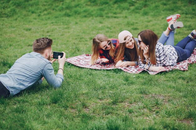 Freunde auf einem Picknick