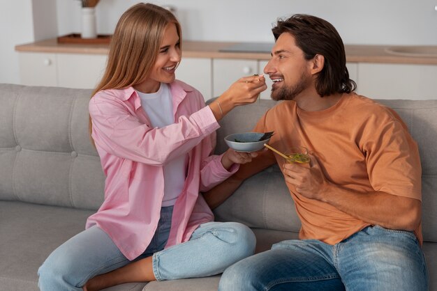 Freunde aus der Vorderansicht essen Algensnacks