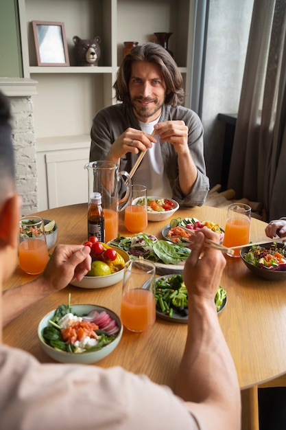 Kostenloses Foto freunde aus der vorderansicht essen lachsschüsseln