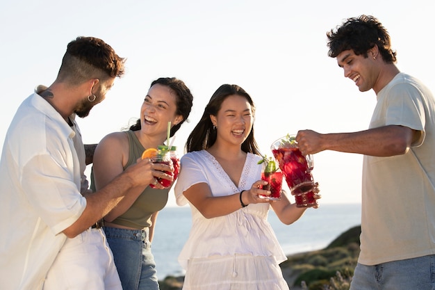 Freunde bei einer Sangria-Party am Strand