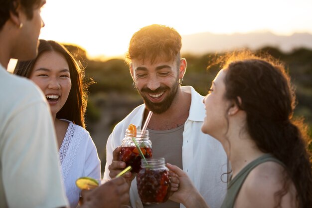 Freunde bei einer Sangria-Party am Strand