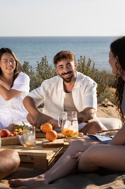 Freunde bei einer Sangria-Party am Strand