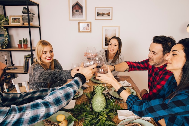 Freunde beim Abendessen anstoßen