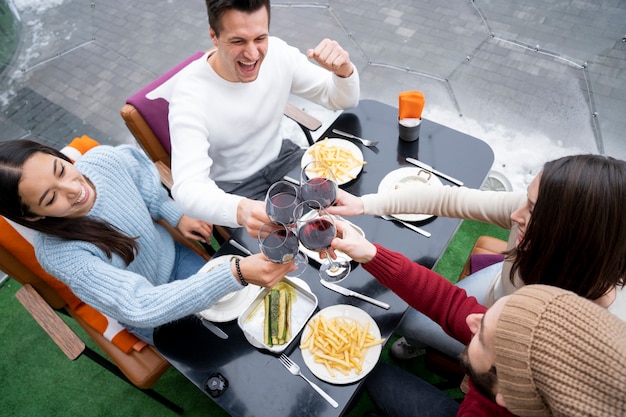 Freunde beim gemeinsamen Mittagessen mit Wein nach der Wiedervereinigung