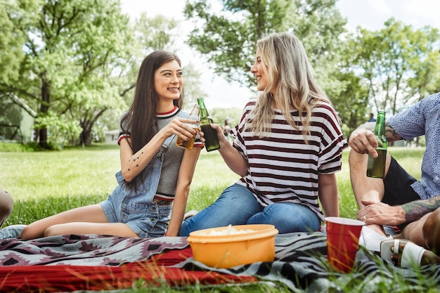 Kostenloses Foto freunde beim picknick im park