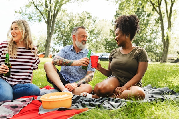 Freunde beim Picknick im Park