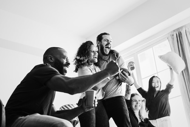 Freunde beobachten Sport im Wohnzimmer