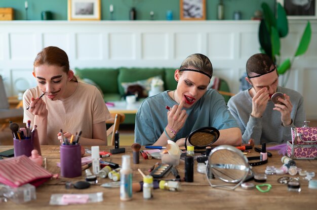 Freunde bereiten sich auf die Drag-Show vor