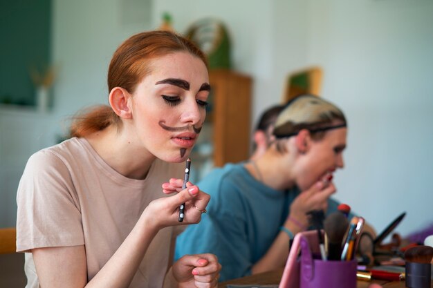 Freunde bereiten sich auf die Drag-Show vor