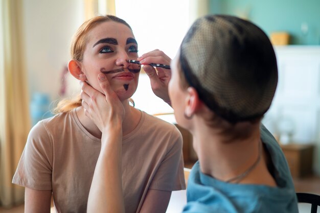 Freunde bereiten sich auf die Drag-Show vor