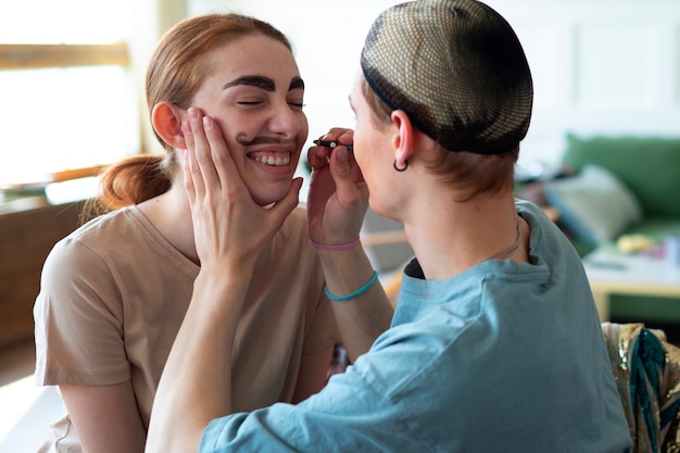 Freunde bereiten sich auf die Drag-Show vor