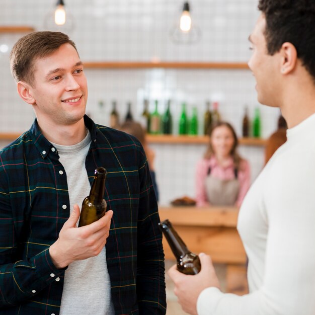 Freunde der Vorderansicht, die im Café sprechen