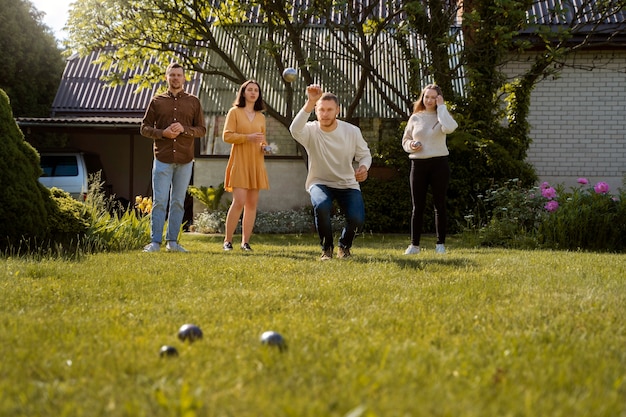 Freunde der Vorderansicht, die Sport spielen