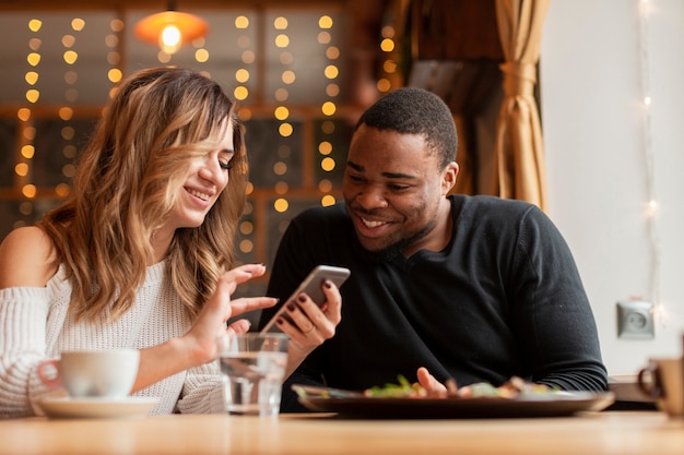 Freunde des niedrigen Winkels, die auf Mobile schauen