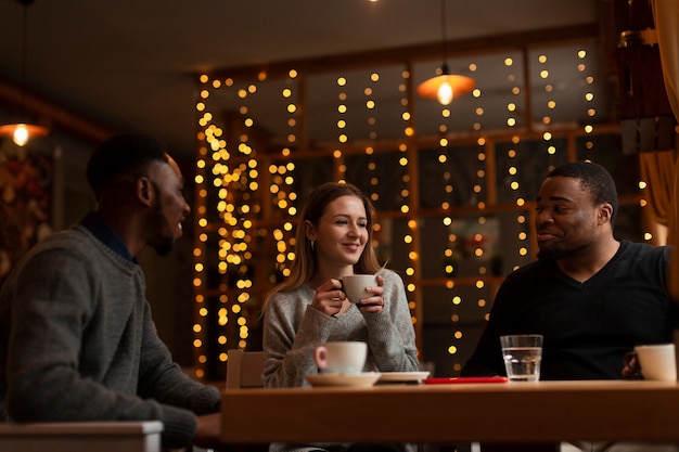 Kostenloses Foto freunde des niedrigen winkels, die kaffee trinken