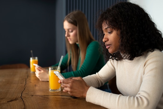 Freunde, die an Social-Media-Sucht leiden