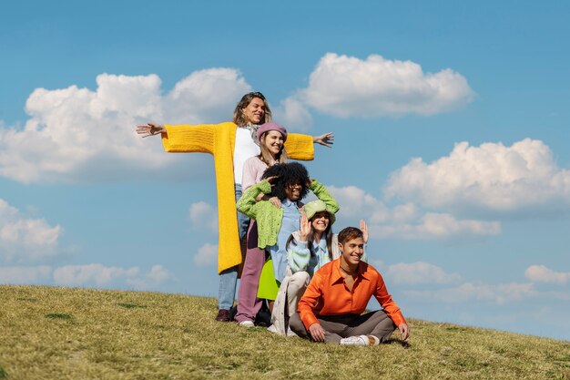 Freunde, die auf einem Feld im Freien posieren