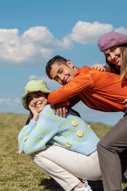 Freunde, die auf einem Feld im Freien posieren