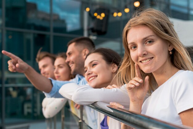 Freunde, die auf einem Geländer sich lehnen