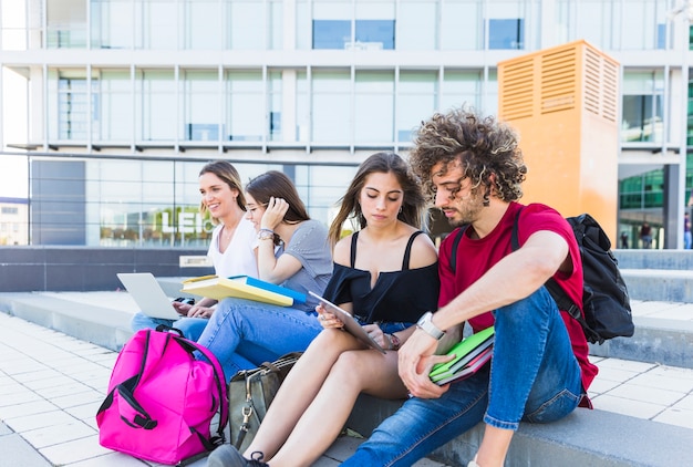 Freunde, die auf Stadtstraße studieren